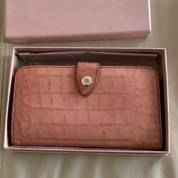 Miu Miu Croc Embossed Leather Twisted Lock Wallet - Picture 2 of 16